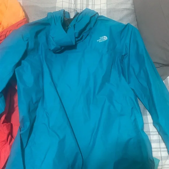 Woman the north face jacket very light for rain and work out. Am selling both - Picture 5 of 12